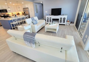 Stunning Ocean View Retreat w/Spacious Balcony & Pool Access