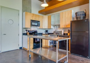 Stylish Loft Near Downtown Broadway!