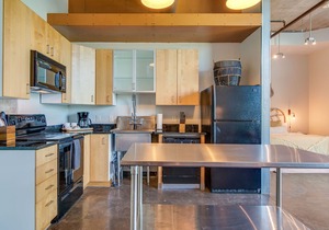 Stylish Loft Near Downtown Broadway!