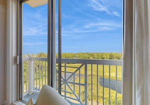 Stylish suite with a shared pool/hot tub and golf course/bay views