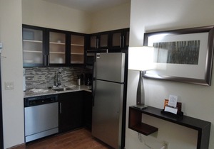 Suite Near the Central Park Rail Station | Free Breakfast Buffet, Pool Access