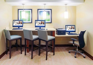 Suite Near the Central Park Rail Station | Free Breakfast Buffet, Pool Access