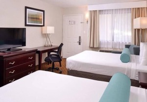 SUMMER DISNEY DEAL! Gorgeous Unit, Pool, Breakfast, Parking, Shuttle