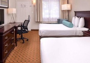 SUMMER DISNEY DEAL! Gorgeous Unit, Pool, Breakfast, Parking, Shuttle