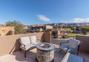 Sunny Ledgeview Retreat