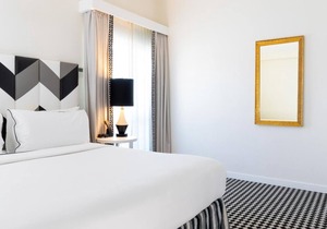 Three Luxurious Suites Close to Madame Tussauds Hollywood! Heated Pool, Balcony!