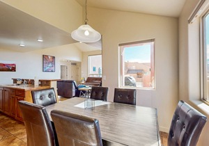 Townhouse w/shared pool, hot tub, free WiFi and cable, and theater room