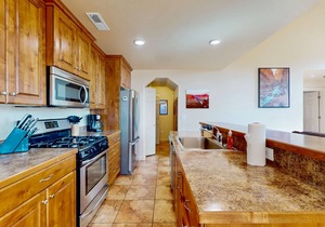 Townhouse w/shared pool, hot tub, free WiFi and cable, and theater room