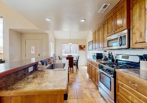 Townhouse w/shared pool, hot tub, free WiFi and cable, and theater room