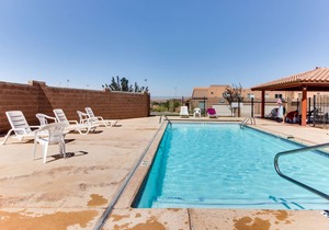 Townhouse w/shared pool, hot tub, free WiFi and cable, and theater room