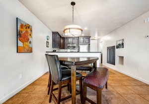 Tranquil desert retreat with great views - shared hot tub, pool, & tennis courts