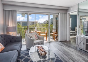 Trendy condo w/ shared pool, central AC, and high-speed WiFi - snowbirds welcome
