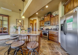 Two-level condo w/mountain view, jetted tub, balcony & gas grill