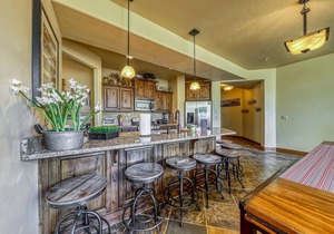 Two-level condo w/mountain view, jetted tub, balcony & gas grill