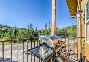 Two-level condo w/mountain view, jetted tub, balcony & gas grill