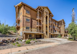 Two-level condo w/mountain view, jetted tub, balcony & gas grill