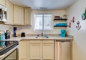 Updated condo with patio, shared pool, and WiFi - walk to Folly Field Beach Park