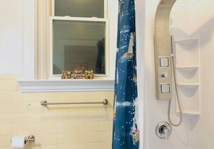 Upscale 3 BR near UC, DAAP, CCM, Hospital and Zoo w/Parking and Laundry, 2FL