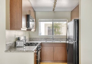 Upscale Burbank 2BR w/BBQ, Gym & Pool, near TJ & WF, by Blueground