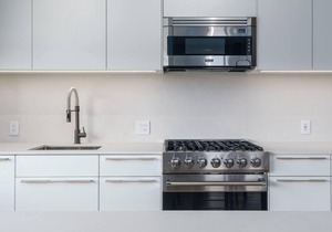 Upscale Flat W Balcony & Roof Top Patio