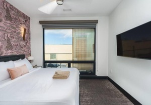 Upscale Flat W Balcony & Roof Top Patio