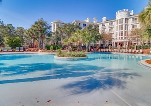 Upscale studio at The Village of Baytowne Wharf with AC, pool, hot tub & gym