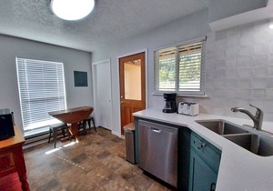 Valley Condo 101 - Creekside - End Unit - Wi-Fi - Hot Tub - Fireplace - Washer/D