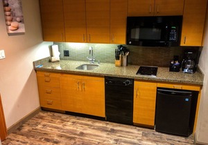 Village Monache 1BR King Condo w/Kitchen, LR, 2nd Highest Floor, Amenities.