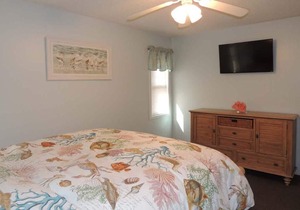 Walk to the Beach Guest Cottage with Full Kitchen!