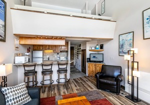 Warm Condo, Steps to Complimentary Shuttle, Ideal for Couples