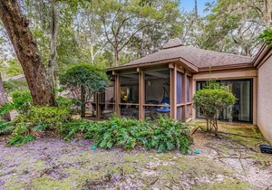 Wooded Sanctuary on Golf Course | Private Lanai | Access to 2 Pools