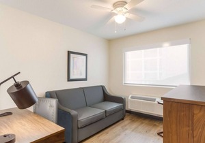 Your Home Away From Home! 4 Comfortable Units, Free Breakfast & Parking, Pool