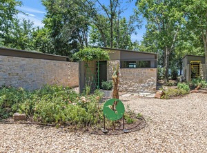 Cottage Water Jacuzzi Pickleball Court | Malakoff