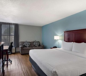 Clarion Inn Suites Airport 