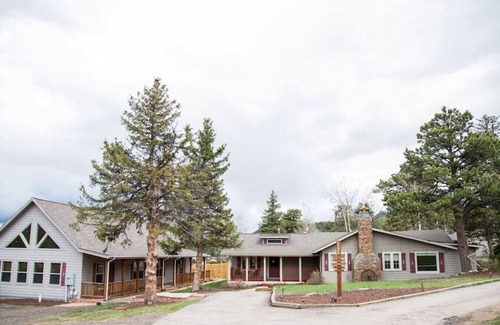 Estes Park Cabin | 1 Bedroom suite with fireplace and jacuzzi tub.