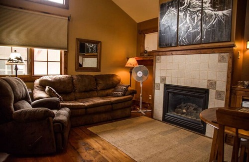 Estes Park Cabin | 1 Bedroom suite with fireplace and jacuzzi tub.