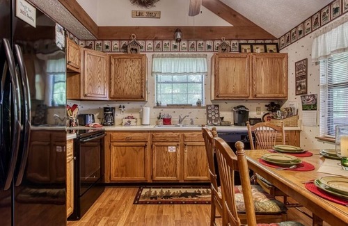 Gatlinburg - Pigeon Forge Cabin | 10 min to Dollywood/Cal Ripken Field, Firepit, Foosball, Hot Tub, Private