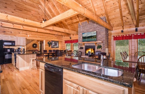 Sevierville Cabin | 10 Point Buck - 10 bedroom ensuite! Theater room, arcade+