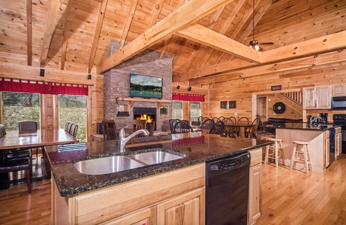 Sevierville Cabin | 10 Point Buck - 10 bedroom ensuite! Theater room, arcade+