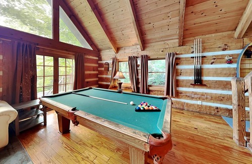 Gatlinburg Cabin | 109 m² Cabin ∙ 2 bedrooms ∙ 4 guests