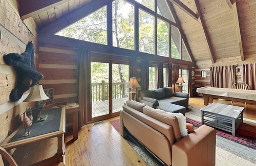 Gatlinburg Cabin | 109 m² Cabin ∙ 2 bedrooms ∙ 4 guests