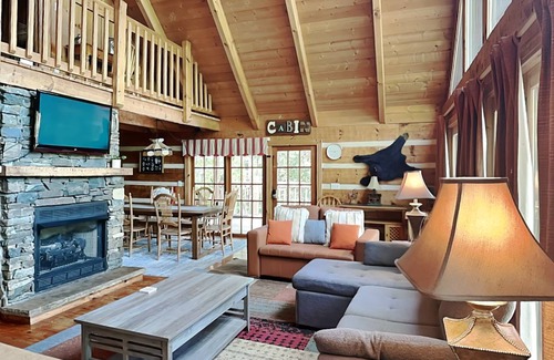 Gatlinburg Cabin | 109 m² Cabin ∙ 2 bedrooms ∙ 4 guests