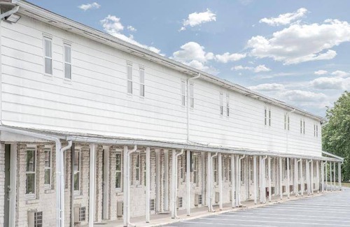 Pine Grove Hotel | 19 m² Motel ∙ 127 guests