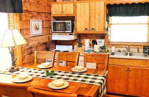 Sevierville Cabin | 2/2 Log Cabin in the Smokies! Close to Dollywood! WIFI, HOT TUB, 2 KING ROOMS