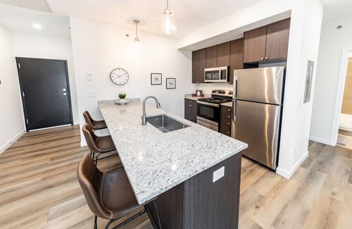 Mountain Shadows Apartment | 2 BD Top Floor Mt and Downtown Views 5 mins from Garden of the Gods