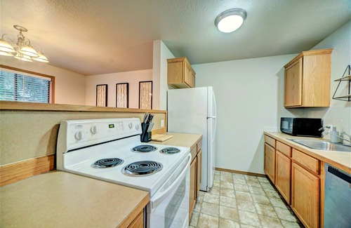 Picnic Point-North Lynnwood Condo | 2 Queen Beds With Memory Foam Mattresses.