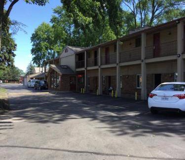 Reynolds Corners Hotel | 20 m² Motel ∙ 4 guests