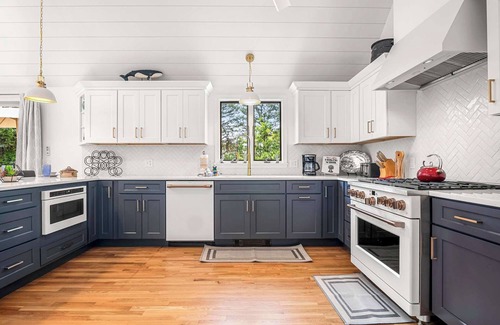Eastham House | 2025 Remodel! Walk to Pond, 2 Min Drive to Beach!