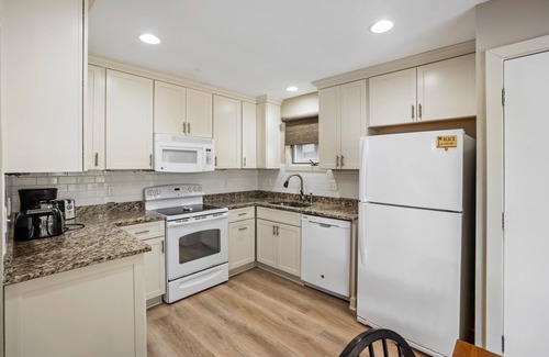 West Beach House | 24 Inlet Cove: 3BR Cottage, Community Pool Access, Credit for Bikes/Beach Gear