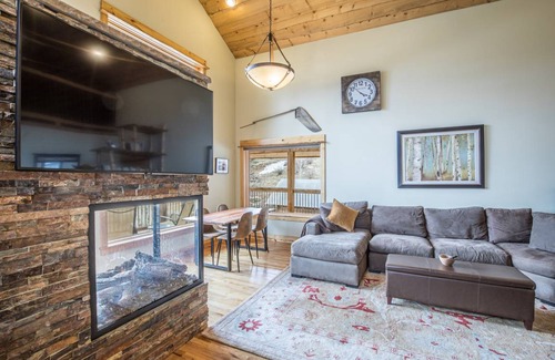 Creede House | 269 m² House ∙ 3 bedrooms ∙ 13 guests